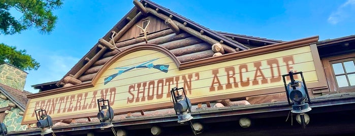 Frontierland Shootin' Arcade is one of สถานที่ที่ Tammy ถูกใจ.