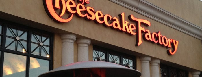 The Cheesecake Factory is one of Lieux qui ont plu à Chris.