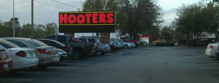 Hooters is one of Locais curtidos por Steven.