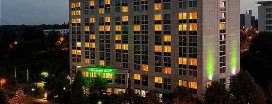 Holiday Inn is one of สถานที่ที่ Burcu ถูกใจ.