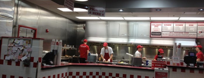 Five Guys is one of Johnさんのお気に入りスポット.