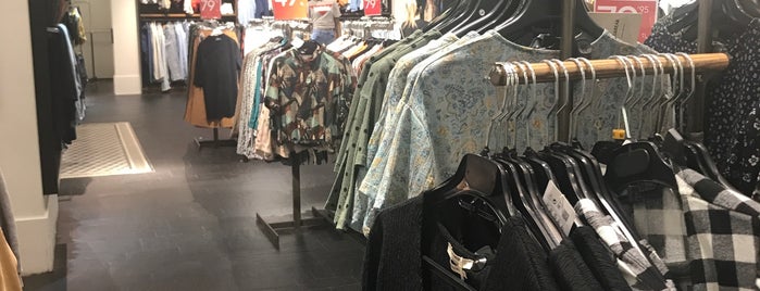 Pull & Bear is one of Ziyaさんのお気に入りスポット.