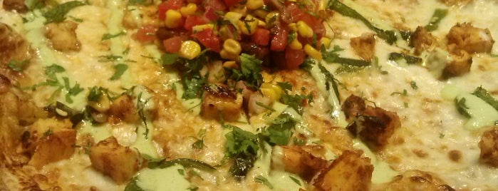 California Pizza Kitchen is one of Lugares favoritos de Armando.