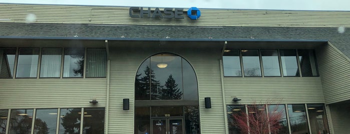Chase Bank is one of สถานที่ที่ Dj ถูกใจ.