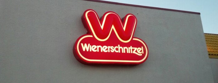 Wienerschnitzel is one of Orte, die David gefallen.