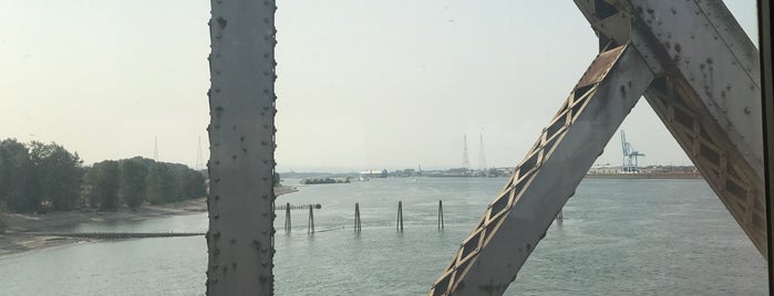 BNSF Columbia River Bridge is one of Orte, die myrrh gefallen.