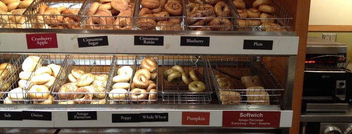 Bruegger's Bagels is one of Tempat yang Disukai Matthew.