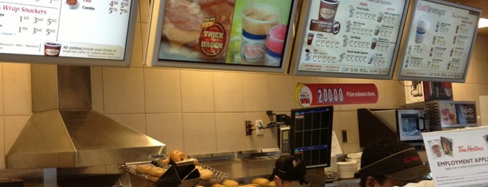 Tim Hortons is one of Colinさんのお気に入りスポット.