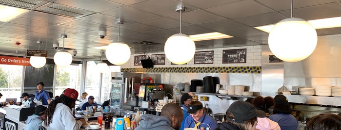 Waffle House is one of Tempat yang Disukai Bella.