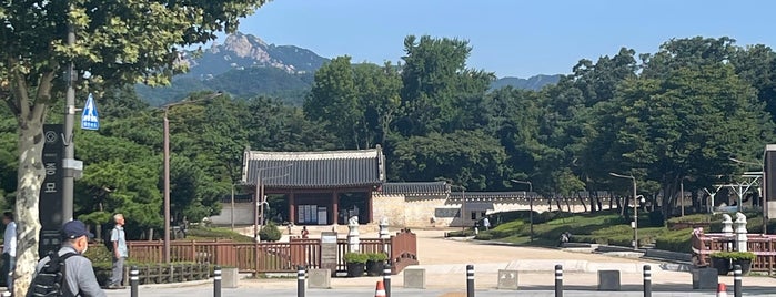 종묘 외대문 / 宗廟 外大門 / Jongmyo Shrine Oidaemun is one of สถานที่ที่ Jernej ถูกใจ.