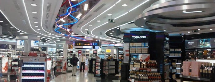 Aéroport Adolfo Suárez Madrid-Barajas (MAD) is one of -> Spain.