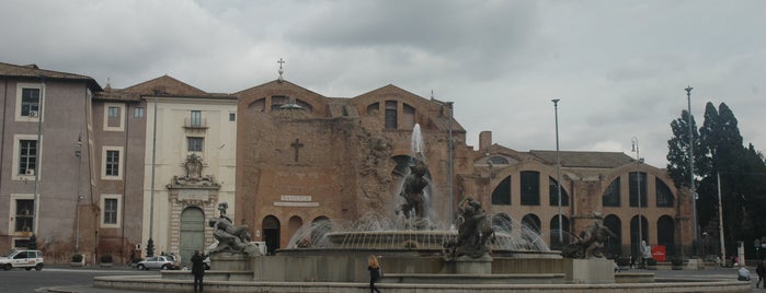 Plaza de La República is one of -> Italy.