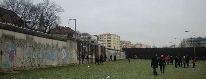 Sitio Conmemorativo del Muro de Berlín is one of -> Germany.