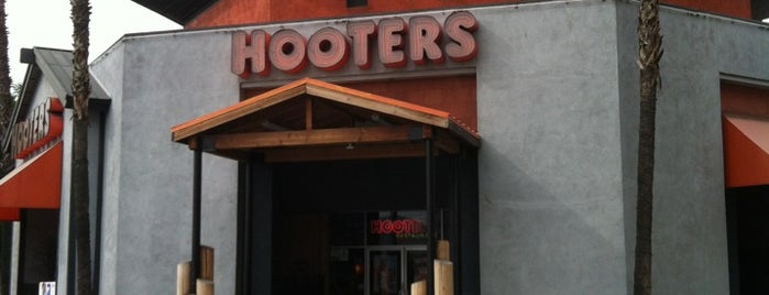 Hooters is one of Locais curtidos por Kevin.