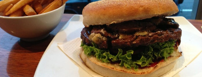 Velvet Burger is one of Tempat yang Disukai Karla.