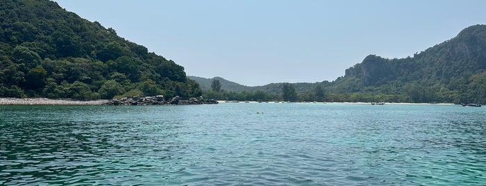 Loh Lana Bay is one of Henrique 님이 좋아한 장소.