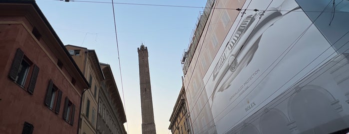 Torre Garisenda is one of Bologna to go.