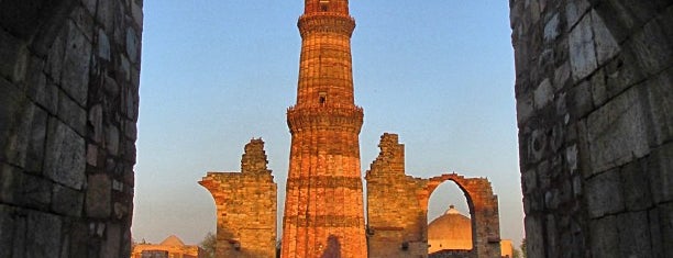 Qutub Minar | क़ुतुब मीनार is one of สถานที่ที่ MLTMSLMZ ถูกใจ.