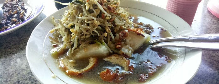 Depot Lontong Balap Rajawali is one of Favorite Food.