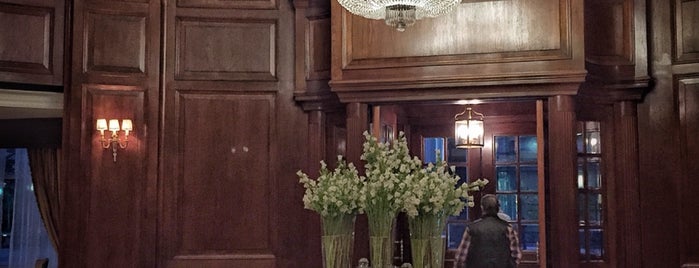 The Ritz-Carlton Santiago is one of Locais curtidos por Carlota.