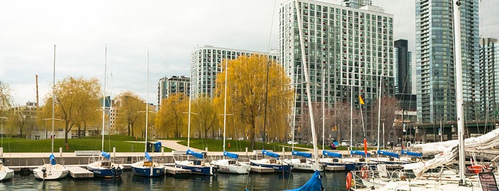 Harbourfront Centre is one of Tempat yang Disukai Carlota.