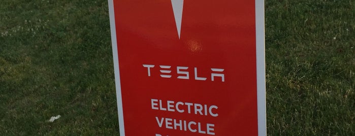 Tesla Supercharger Macedonia is one of Lieux qui ont plu à Mark.