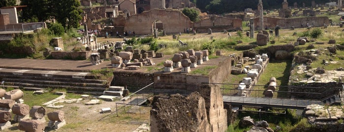 Палатин is one of Rome.