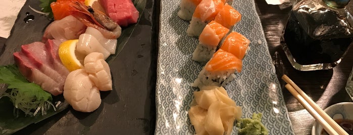 Naniwa Sushi & More is one of Orte, die Viktor gefallen.
