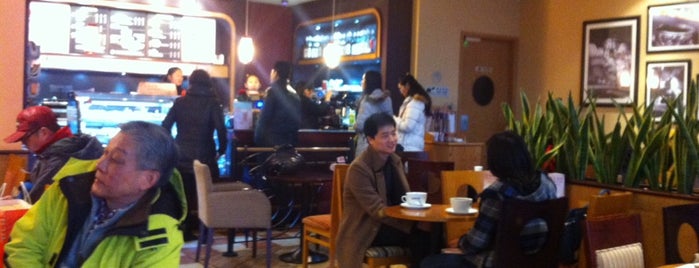 Costa Coffee is one of Tempat yang Disukai Edwin.