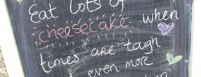Cheesecake Dublin is one of สถานที่ที่ Nour ถูกใจ.