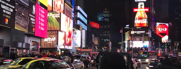Times Square is one of Tempat yang Disukai T.