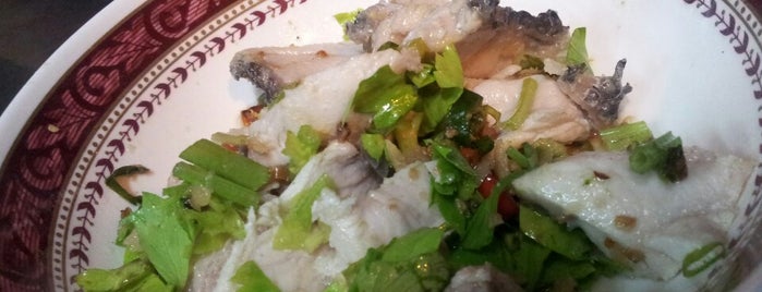 ข้าวต้มหัวปลาสามเสน is one of Posti che sono piaciuti a Weerapon.