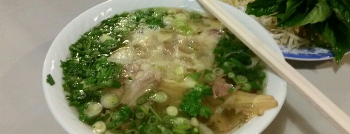 Pho 75 is one of Lugares favoritos de Evan.