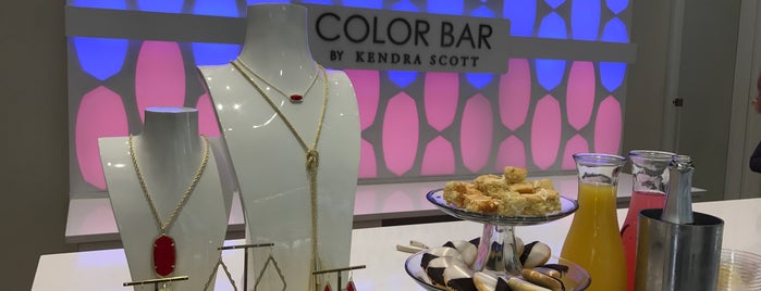 Kendra Scott is one of สถานที่ที่ Bill ถูกใจ.