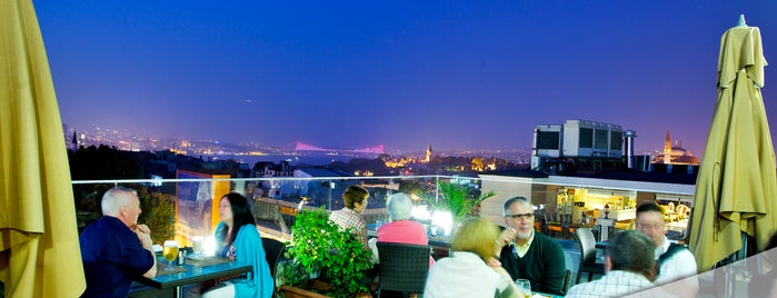 Loti Cafe & Roof Lounge is one of Стамбул.
