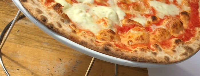 Pizza+Cucina is one of Florinaさんのお気に入りスポット.