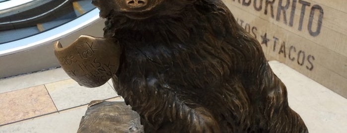 Paddington Bear Statue is one of Monumentos!.