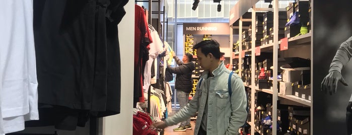 Adidas Outlet Store is one of Flor 님이 저장한 장소.
