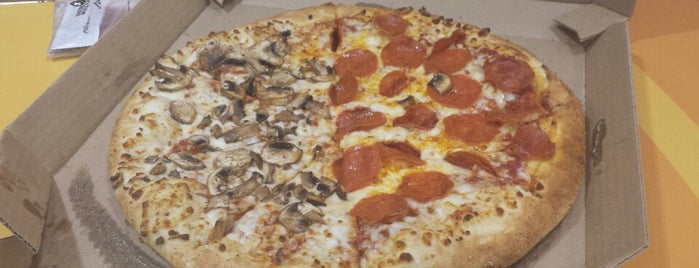 Domino's Pizza is one of Tempat yang Disukai Josué.