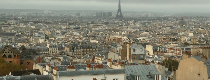 Монмартр is one of Paris.