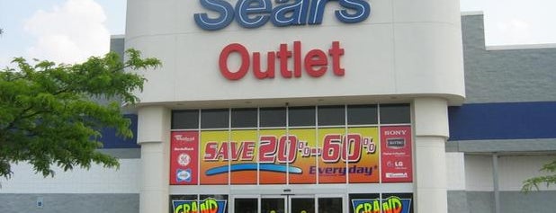 Sears Outlet - Closed is one of Orte, die Robert gefallen.