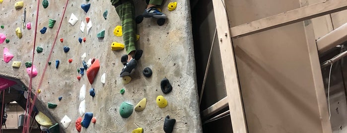 The Cliffs Climbing Gym is one of Lieux qui ont plu à Candice.