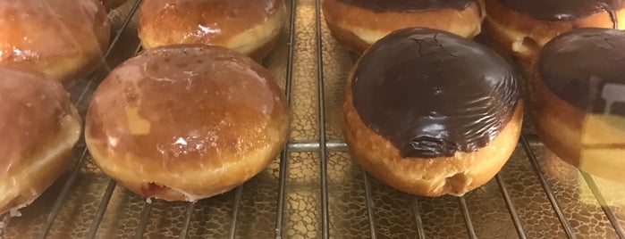 Donut King is one of Lieux qui ont plu à Joshua.