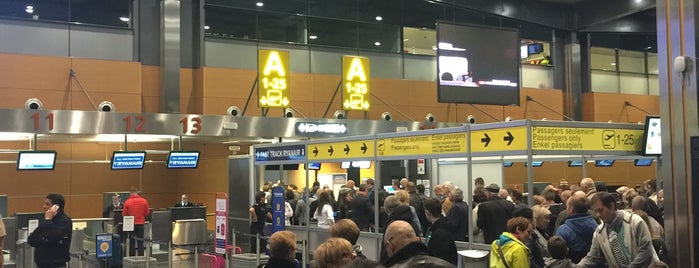 Aéroport de Charleroi-Bruxelles-Sud (CRL) is one of Aéroport.
