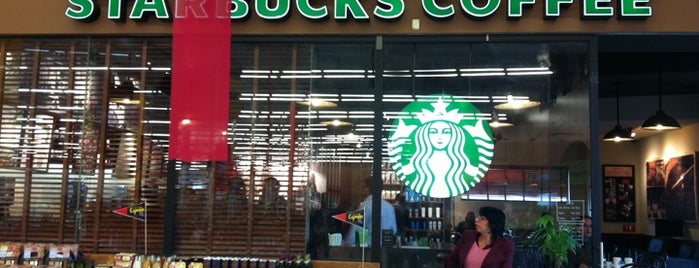 Starbucks is one of Orte, die Carlos gefallen.