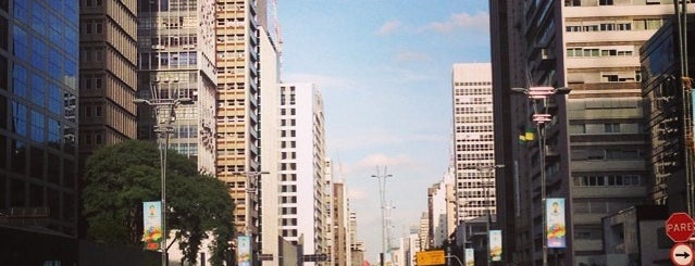 Avenida Paulista is one of Tempat yang Disukai Helem.