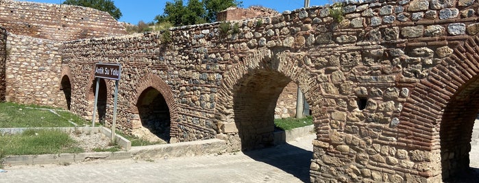 Aqueduct is one of İZNİK.