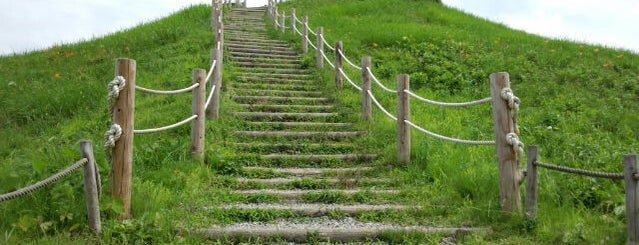 稲荷山古墳 is one of 遺跡.