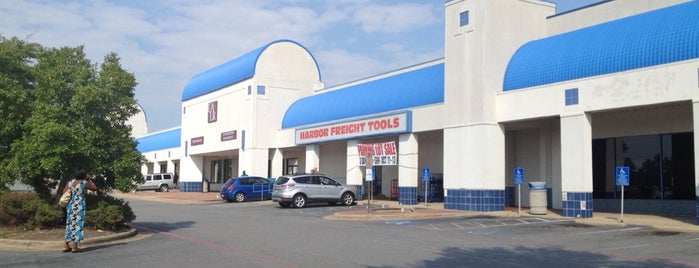 Harbor Freight Tools is one of Locais curtidos por Kat.