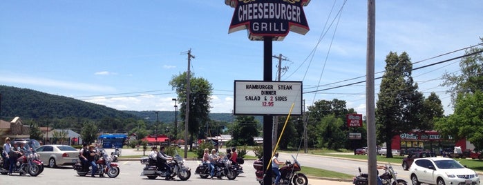 Wing Shack & Cheeseburger Grill is one of สถานที่ที่ Thomas ถูกใจ.